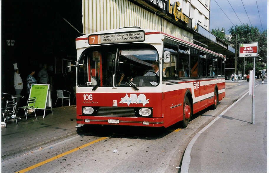 (033'128) - VB Biel - Nr. 106/BE 26'506 - Volvo/R&J am 5. Juli 1999 beim Bahnhof Biel