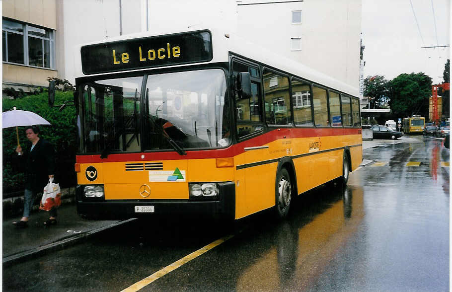 (033'226) - PTT-Regie - P 25'336 - Mercedes/R&J am 6. Juli 1999 beim Bahnhof Neuchtel