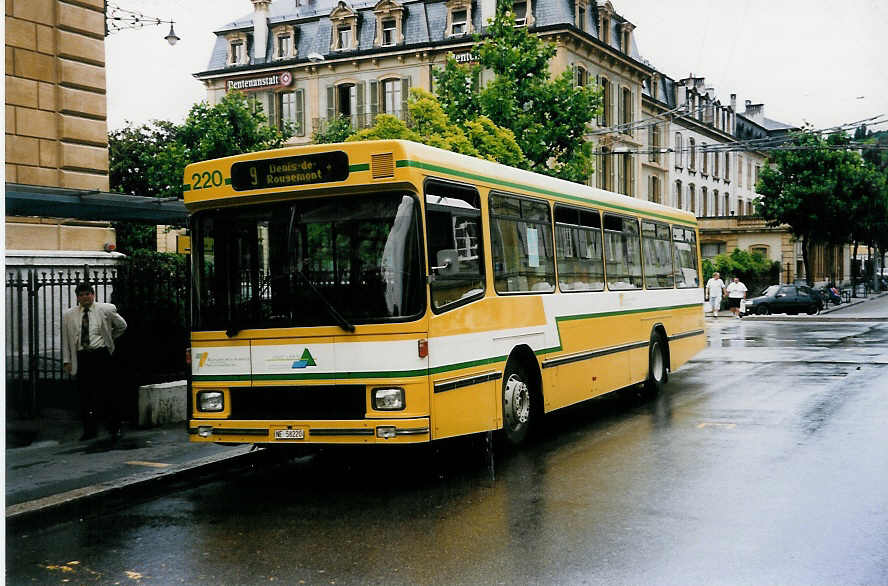 (033'313) - TN Neuchtel - Nr. 220/NE 58'220 - Volvo/Hess am 6. Juli 1999 in Neuchtel, Place Pury