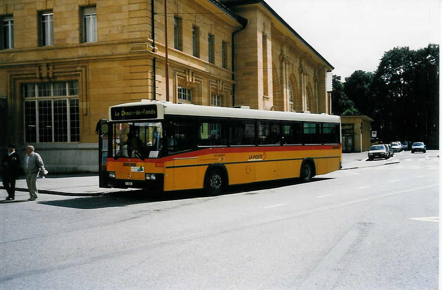 (033'329) - PTT-Regie - P 25'358 - Mercedes/R&J am 6. Juli 1999 beim Bahnhof La Chaux-de-Fonds