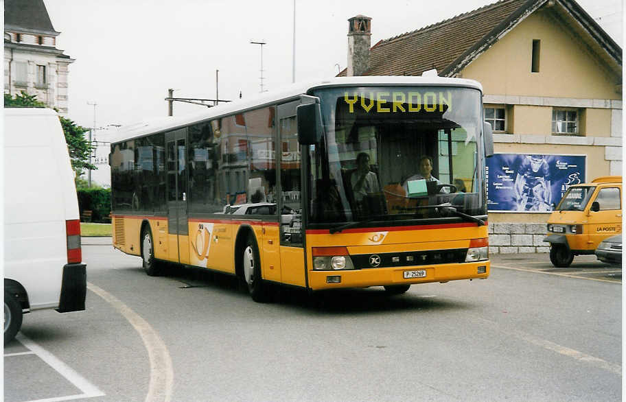 (033'823) - PTT-Regie - P 25'269 - Setra am 7. Juli 1999 beim Bahnhof Grandson