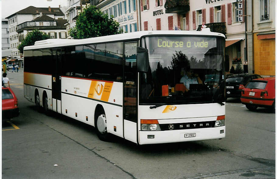 (033'916) - PTT-Regie - P 27'812 - Setra am 9. Juli 1999 beim Bahnhof Delmont