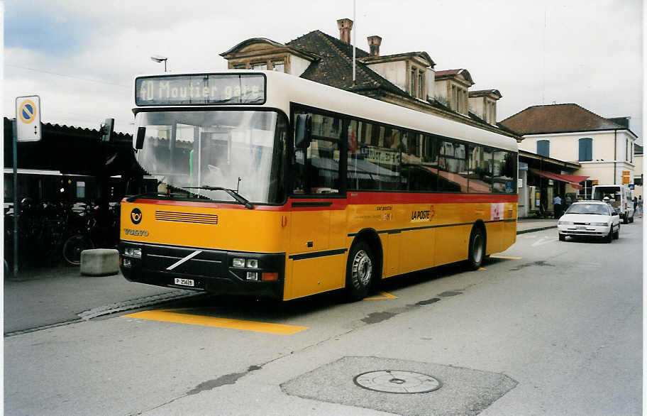 (033'918) - PTT-Regie - P 25'628 - Volvo/Steyr (ex Meray, Delmont) am 9. Juli 1999 beim Bahnhof Delmont