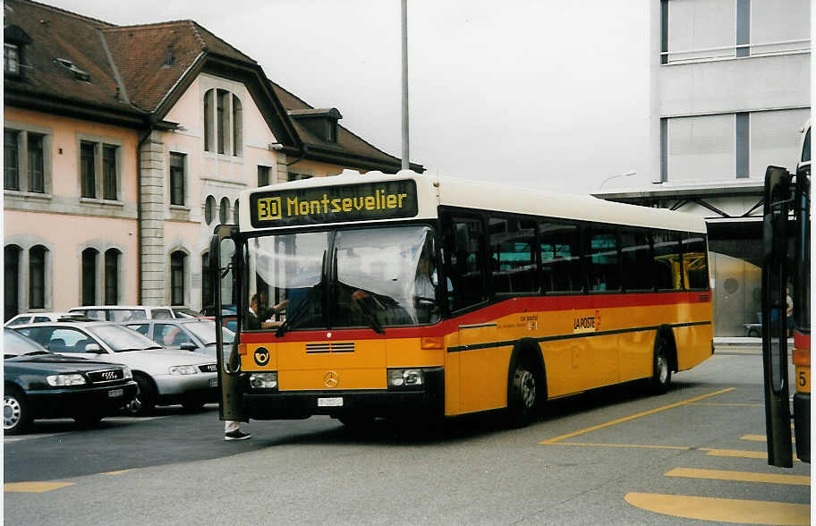 (033'919) - PTT-Regie - P 25'346 - Mercedes/R&J am 9. Juli 1999 beim Bahnhof Delmont