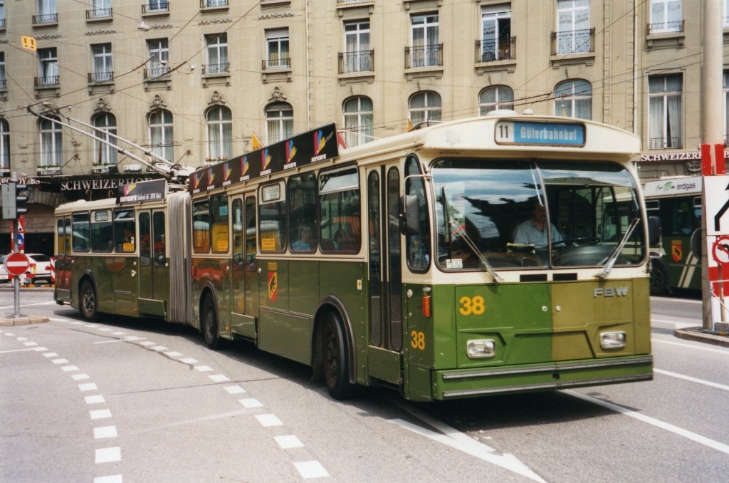 (034'102) - SVB Bern - Nr. 38 - FBW/R&J Gelenktrolleybus am 12. Juli 1999 beim Bahnhof Bern