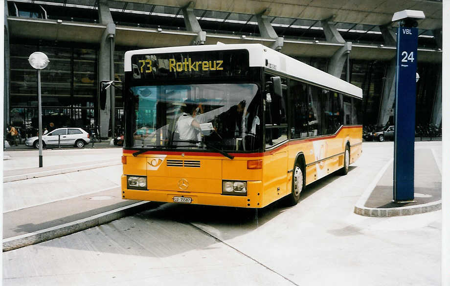 (034'235) - Bucheli, Kriens - Nr. 30/LU 15'587 - Mercedes am 13. Juli 1999 beim Bahnhof Luzern