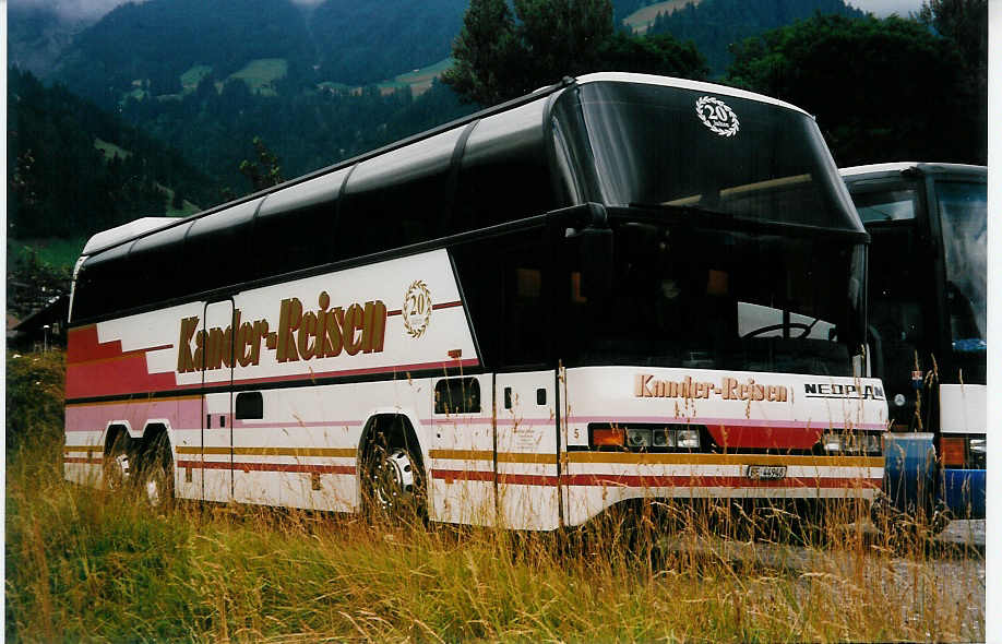 (034'612) - Kander-Reisen, Frutigen - Nr. 5/BE 44'948 - Neoplan am 15. Juli 1999 beim Bahnhof Frutigen