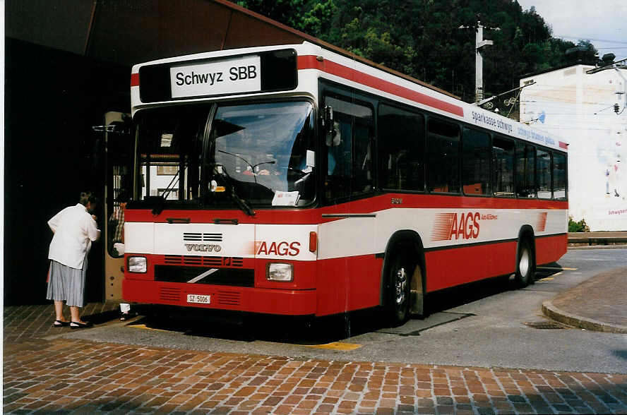 (034'634) - AAGS Schwyz - Nr. 6/SZ 5006 - Volvo/R&J am 19. Juli 1999 beim Bahnhof Schwyz