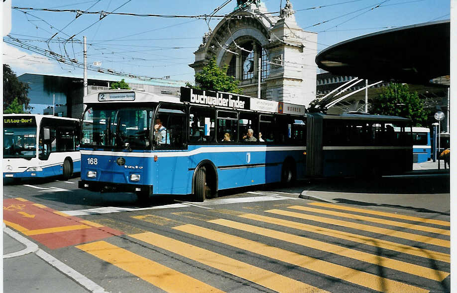 (034'914) - VBL Luzern - Nr. 168 - Volvo/Hess Gelenktrolleybus am 26. Juli 1999 beim Bahnhof Luzern