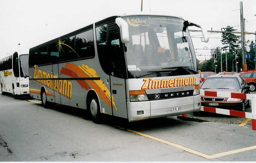 (036'034) - Aus Frankreich: Zimmermann, Thann - 1029 VL 28 - Setra am 29. August 1999 beim Bahnhof Thun