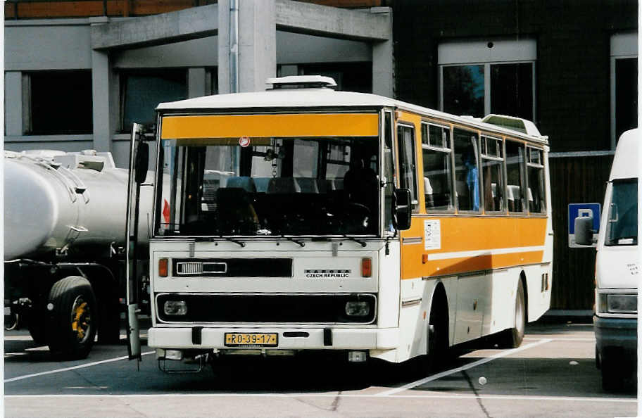 (036'712) - Aus der Tschechoslowakei: Stefi, Plzen - RO-39-17 - Karosa am 6. September 1999 in Thun, Grabengut