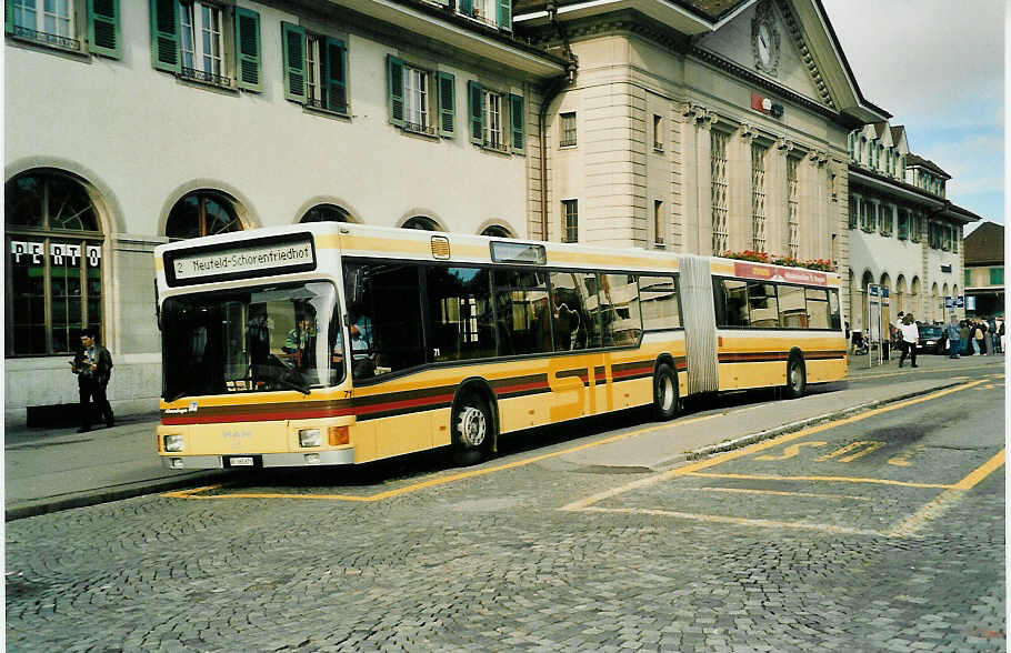 (037'136) - STI Thun - Nr. 71/BE 385'871 - MAN am 27. September 1999 beim Bahnhof Thun