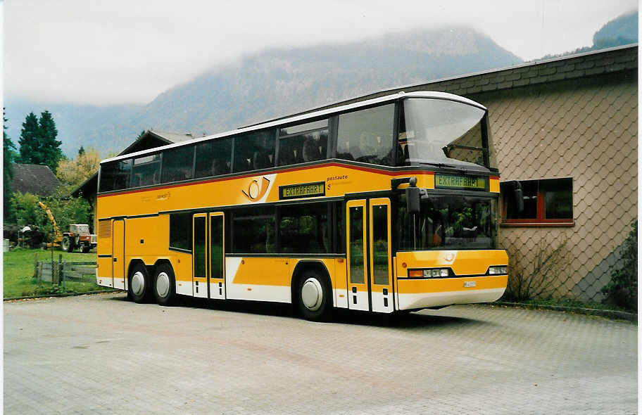 (037'323) - AVG Meiringen - Nr. 71/BE 412'071 - Neoplan (ex P 27'813) am 16. Oktober 1999 in Meiringen, Postgarage