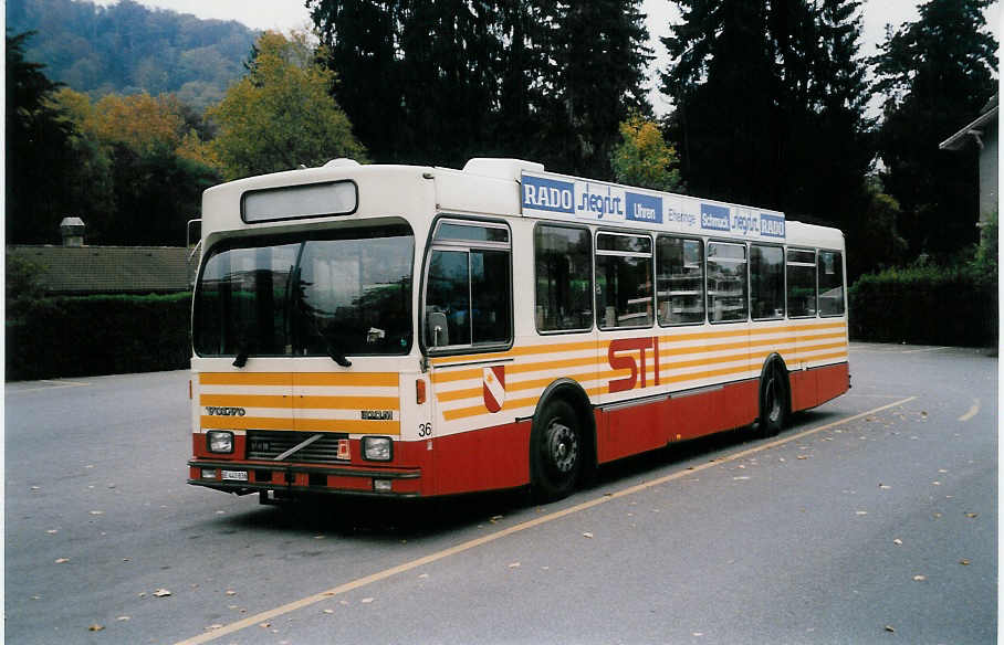 (037'405) - STI Thun - Nr. 36/BE 443'836 - Volvo/R&J (ex SAT Thun Nr. 36) am 18. Oktober 1999 bei der Schifflndte Thun