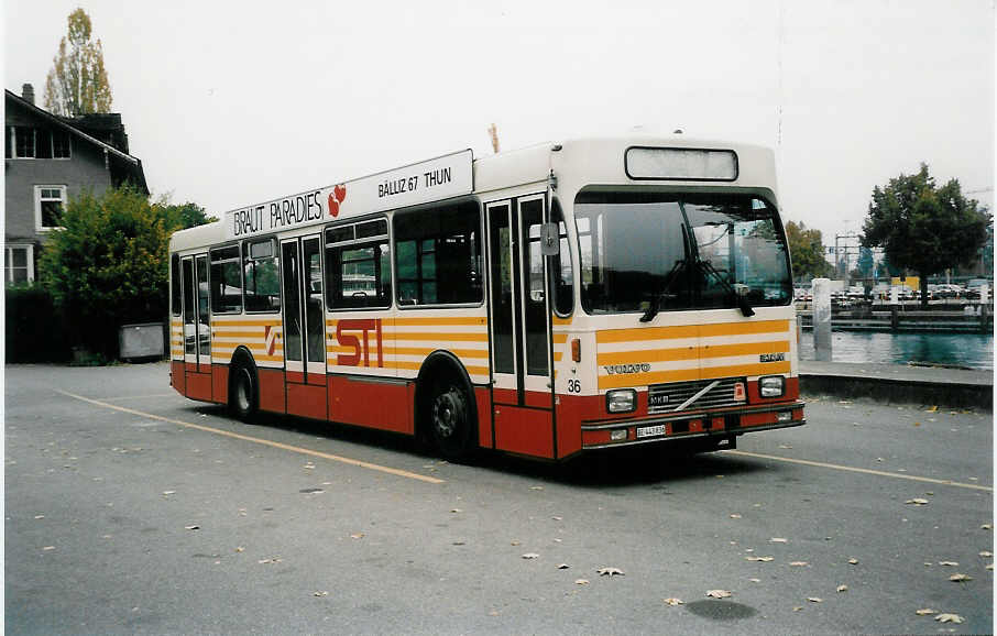 (037'406) - STI Thun - Nr. 36/BE 443'836 - Volvo/R&J (ex SAT Thun Nr. 36) am 18. Oktober 1999 bei der Schifflndte Thun