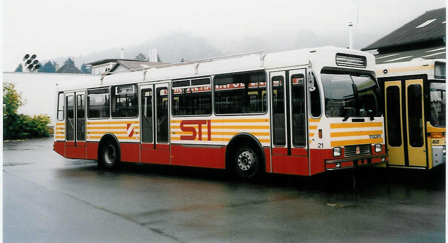 (037'407) - STI Thun - Nr. 21 - Volvo/R&J (ex SAT Thun Nr. 21) am 19. Oktober 1999 in Thun, Garage