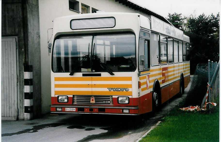 (037'410) - STI Thun - Nr. 25/BE 419'026 - Volvo/R&J (ex SAT Thun Nr. 25) am 24. Oktober 1999 in Thun, Garage