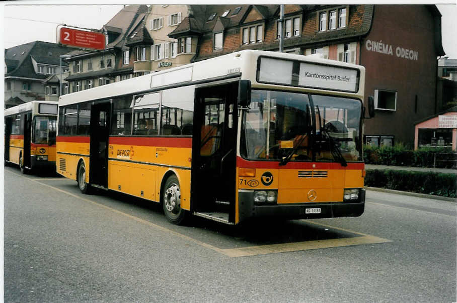 (037'434) - Voegtlin-Meyer, Brugg - Nr. 71/AG 19'183 - Mercedes am 30. Oktober 1999 beim Bahnhof Brugg