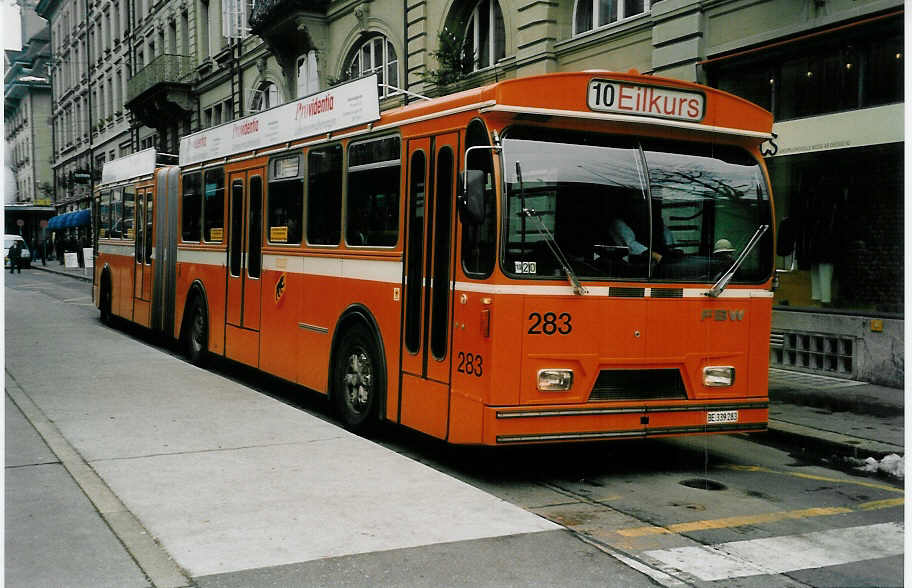 (037'807) - SVB Bern - Nr. 283/BE 339'283 - FBW/Hess-Gangloff am 25. November 1999 beim Bahnhof Bern