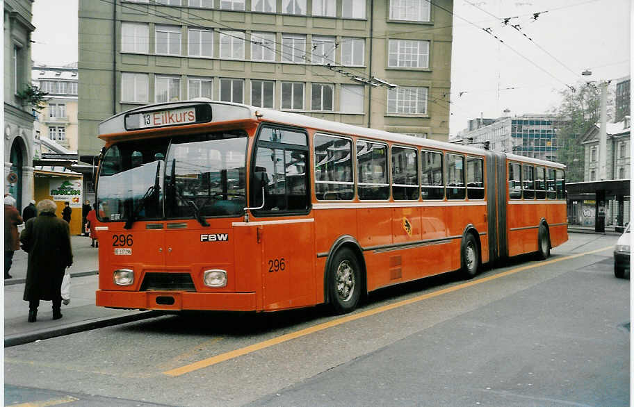 (037'815) - SVB Bern - Nr. 296/BE 337'296 - FBW/Hess (ex TPG Genve Nr. 119) am 25. November 1999 beim Bahnhof Bern