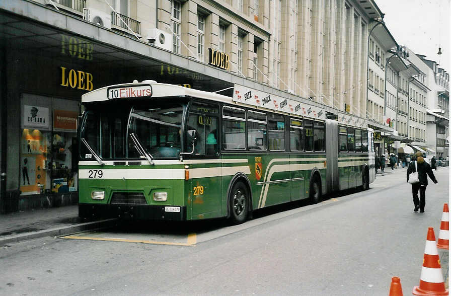 (037'818) - SVB Bern - Nr. 279/BE 339'279 - FBW/Hess-Gangloff am 25. November 1999 beim Bahnhof Bern