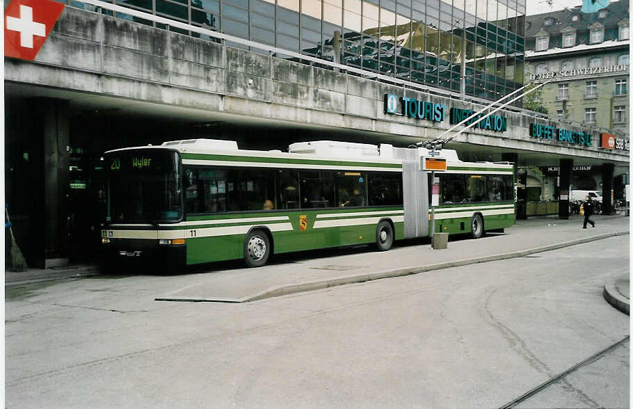 (037'833) - SVB Bern - Nr. 11 - NAW/Hess Gelenktrolleybus am 25. November 1999 beim Bahnhof Bern