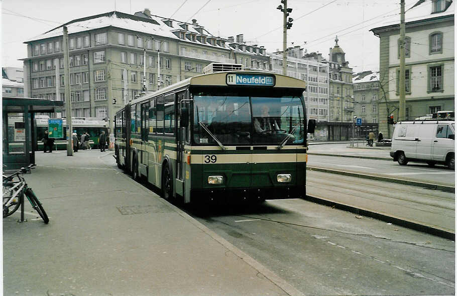 (037'904) - SVB Bern - Nr. 39 - FBW/R&J Gelenktrolleybus am 26. November 1999 beim Bahnhof Bern