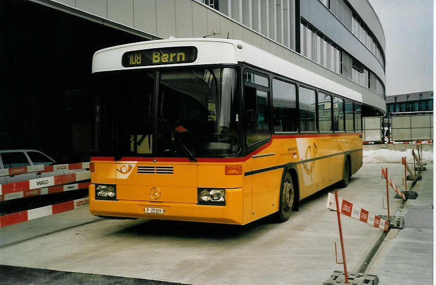 (037'909) - PTT-Regie - P 25'309 - Mercedes/R&J am 26. Juli 1999 in Bern, Postautostation