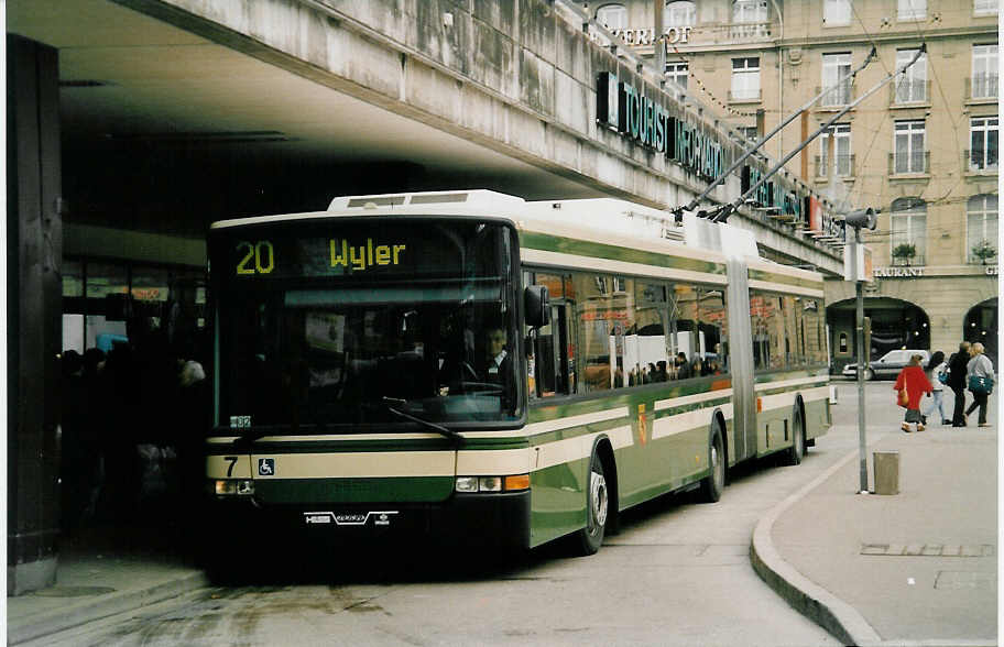 (037'914) - SVB Bern - Nr. 7 - NAW/Hess Gelenktrolleybus am 26. November 1999 beim Bahnhof Bern