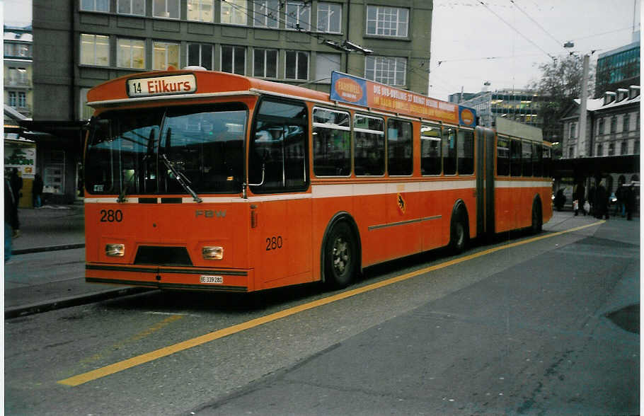 (037'921) - SVB Bern - Nr. 280/BE 339'280 - FBW/Hess-Gangloff am 26. November 1999 beim Bahnhof Bern