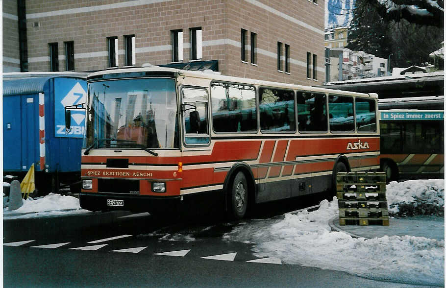 (037'928) - ASKA Aeschi - Nr. 6/BE 26'723 - Volvo/R&J am 27. November 1999 beim Bahnhof Spiez