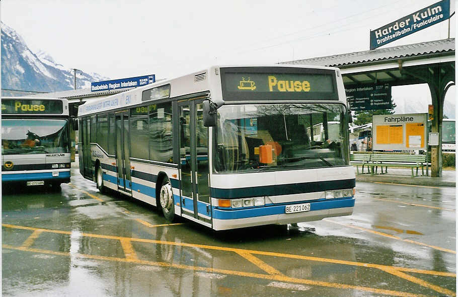 (038'101) - AAGI Interlaken - Nr. 33/BE 221'062 - Neoplan am 25. Dezember 1999 beim Bahnhof Interlaken West