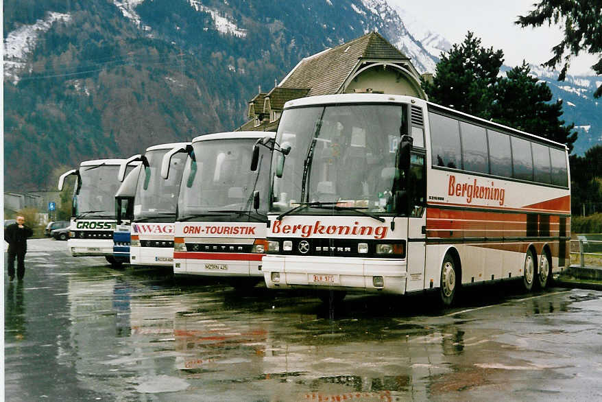 (038'103) - Aus Belgien: Bergkoning, Leefdaal - KLH-971 - Setra am 25. Dezember 1999 beim Bahnhof Interlaken West