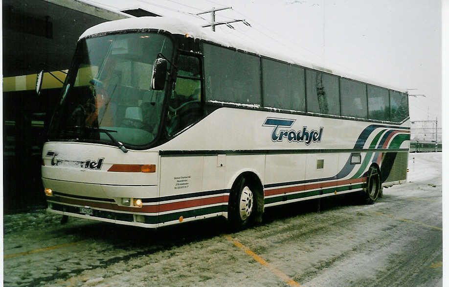 (038'114) - Trachsel, Adelboden - BE 142'585 - Bova am 28. Dezember 1999 beim Bahnhof Frutigen