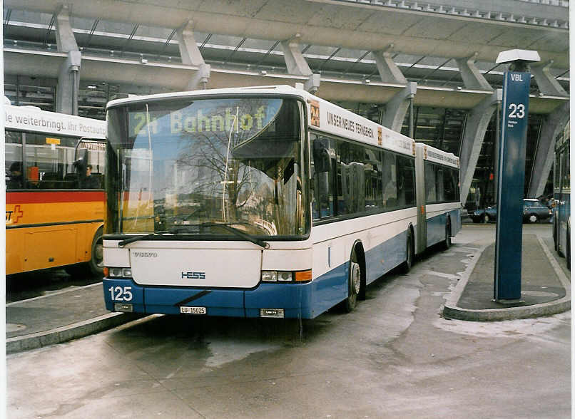 (038'137) - VBL Luzern - Nr. 125/LU 15'025 - Volvo/Hess am 30. Dezember 1999 beim Bahnhof Luzern