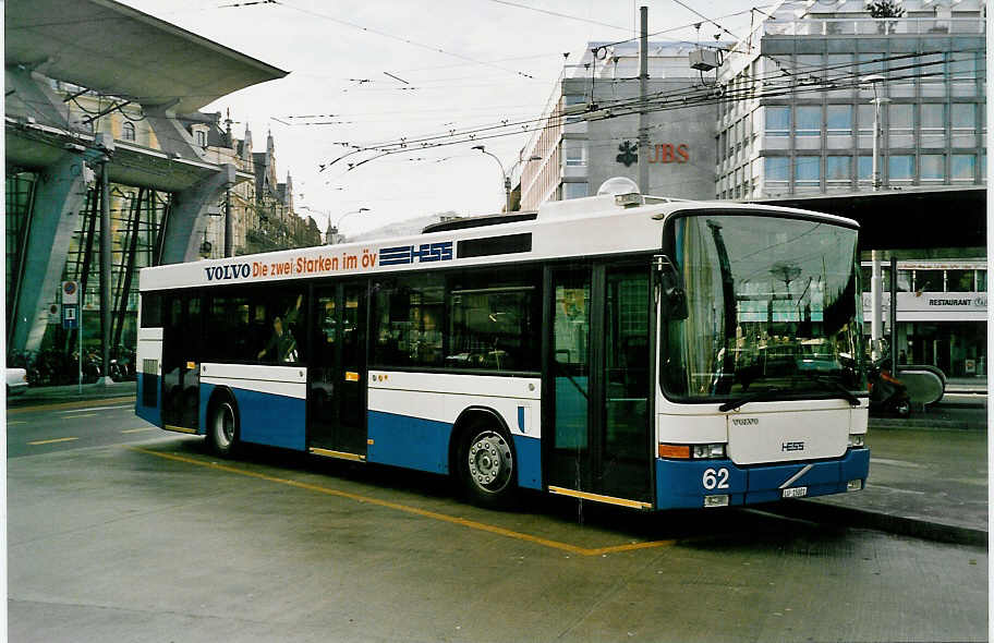 (038'201) - VBL Luzern - Nr. 62/LU 15'001 - Volvo/Hess am 30. Dezember 1999 beim Bahnhof Luzern