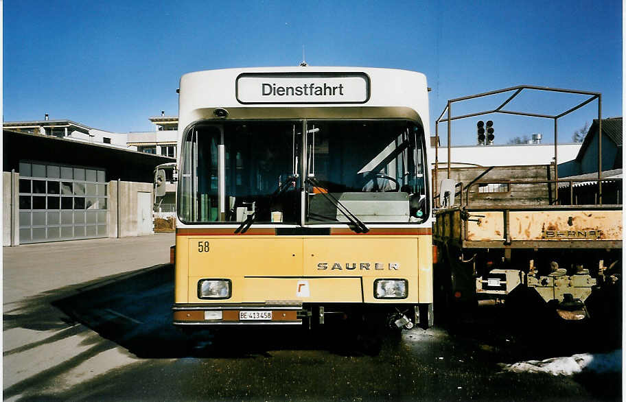 (038'903) - STI Thun - Nr. 58/BE 413'458 - Saurer/R&J am 1. Februar 2000 in Thun, Garage