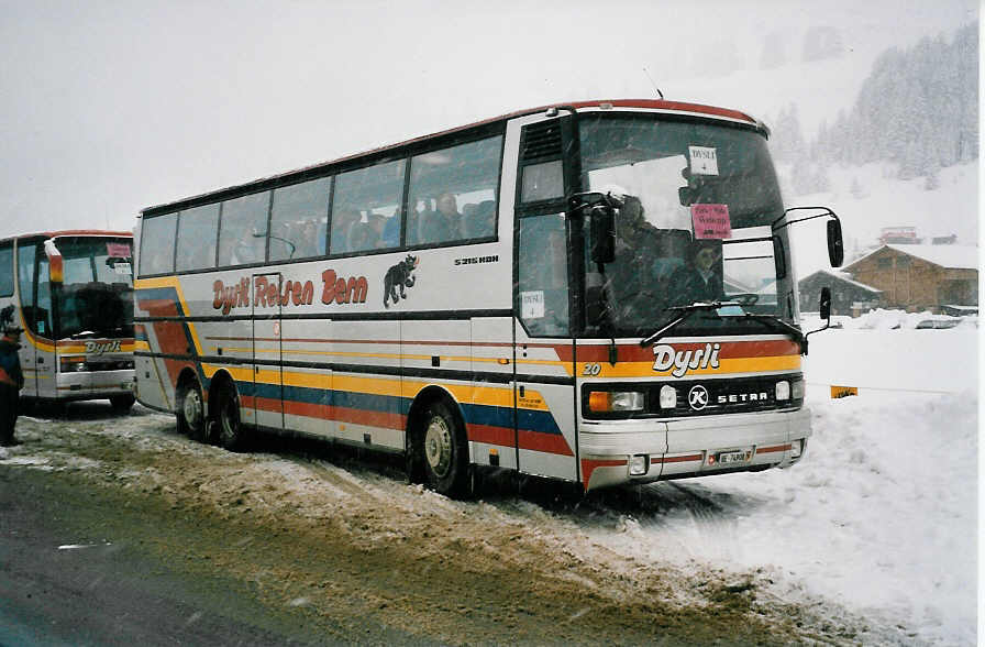 (039'214) - Dysli, Bern - Nr. 20/BE 74'908 - Setra am 20. Februar 2000 in Adelboden, Kreuzweg