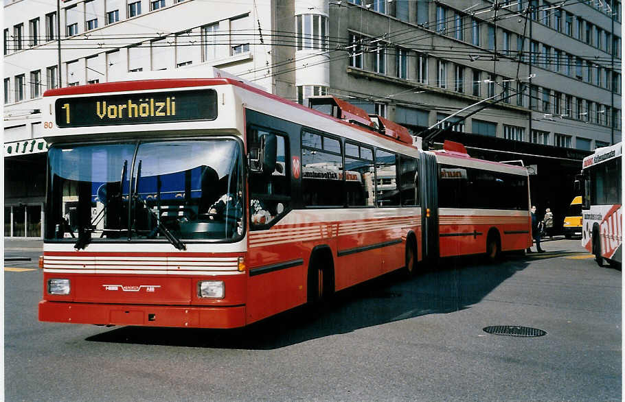 (039'310) - VB Biel - Nr. 80 - NAW/Hess Gelenktrolleybus am 21. Februar 2000 beim Bahnhof Biel