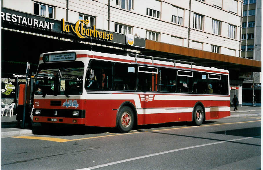 (039'315) - VB Biel - Nr. 112/BE 409'112 - FBW/R&J am 21. Februar 2000 beim Bahnhof Biel