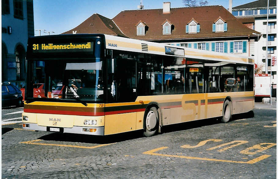 (039'336) - STI Thun - Nr. 78/BE 265'478 - MAN am 27. Februar 2000 beim Bahnhof Thun