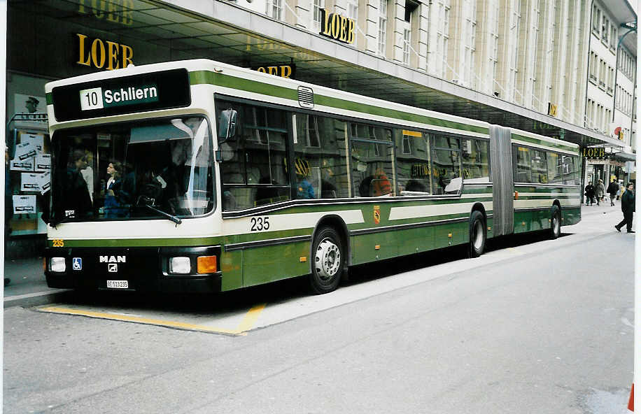 (039'703) - SVB Bern - Nr. 235/BE 513'235 - MAN am 14. Mrz 2000 beim Bahnhof Bern