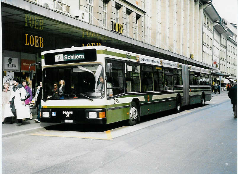 (039'737) - SVB Bern - Nr. 225/BE 513'225 - MAN am 14. Mrz 2000 beim Bahnhof Bern