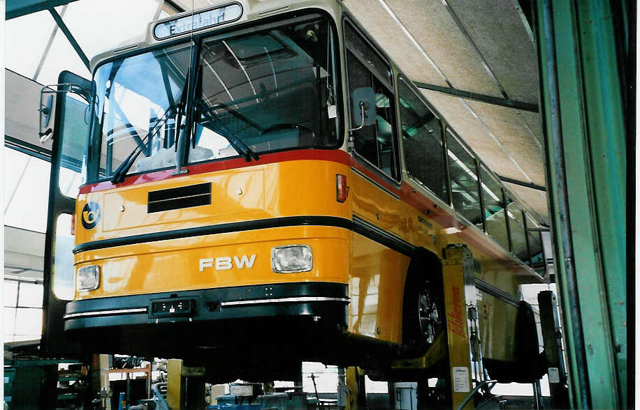 (040'037) - Tiemann, Oetwil - Nr. 18 - FBW/Hess (ex Geiger, Adelboden Nr. 7; ex P 23'418) am 8. April 2000 in Zug, Garage ZVB