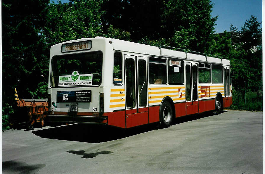 (040'504) - STI Thun - Nr. 30/BE 419'030 - Volvo/R&J (ex SAT Thun Nr. 30) am 9. Mai 2000 in Thun, Garage