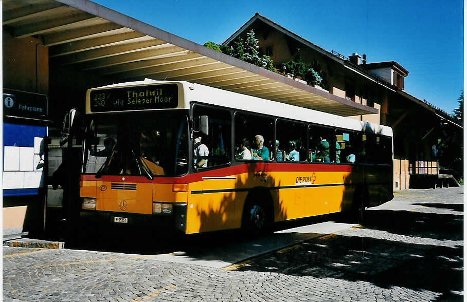 (040'715) - PTT-Regie - P 25'357 - Mercedes/R&J am 1. Juni 2000 beim Bahnhof Langnau am Albis