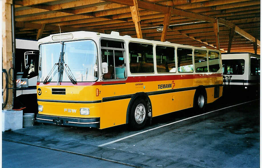 (040'717) - Tiemann, Oetwil - Nr. 18 - FBW/Hess (ex Geiger, Adelboden Nr. 7; ex P 23'418) am 1. Juni 2000 in Zug, Garage ZVB