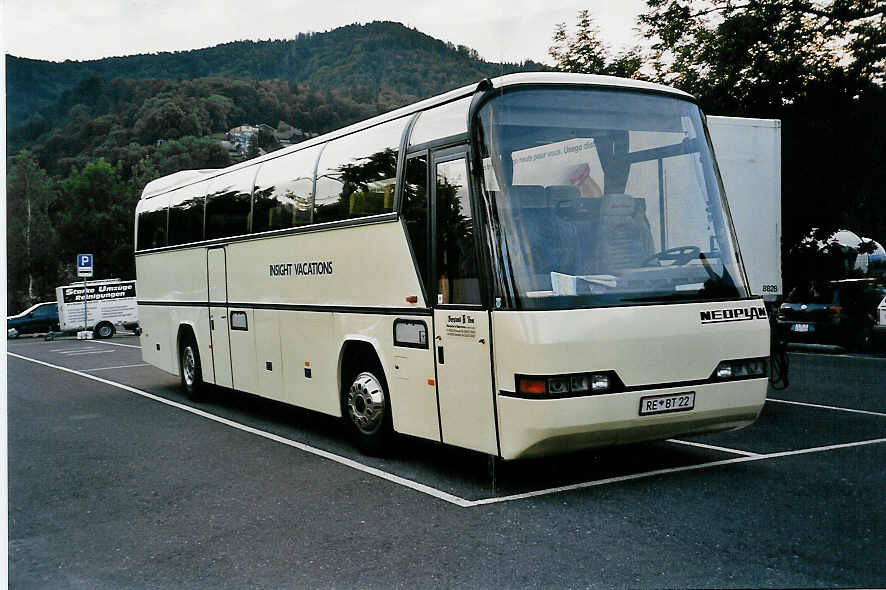 (040'912) - Aus Oesterreich: Oberreiter, Seefeld - RE BT 22 - Neoplan am 16. Juni 2000 in Thun, Seestrasse