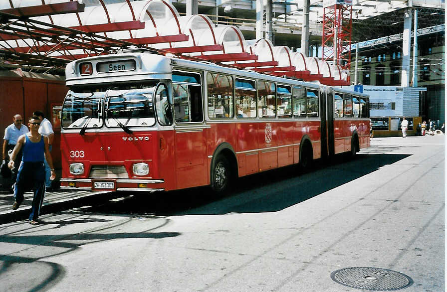 (041'514) - WV Winterthur - Nr. 303/ZH 353'303 - Volvo/Hess am 19. Juni 2000 beim Hauptbahnhof Winterthur