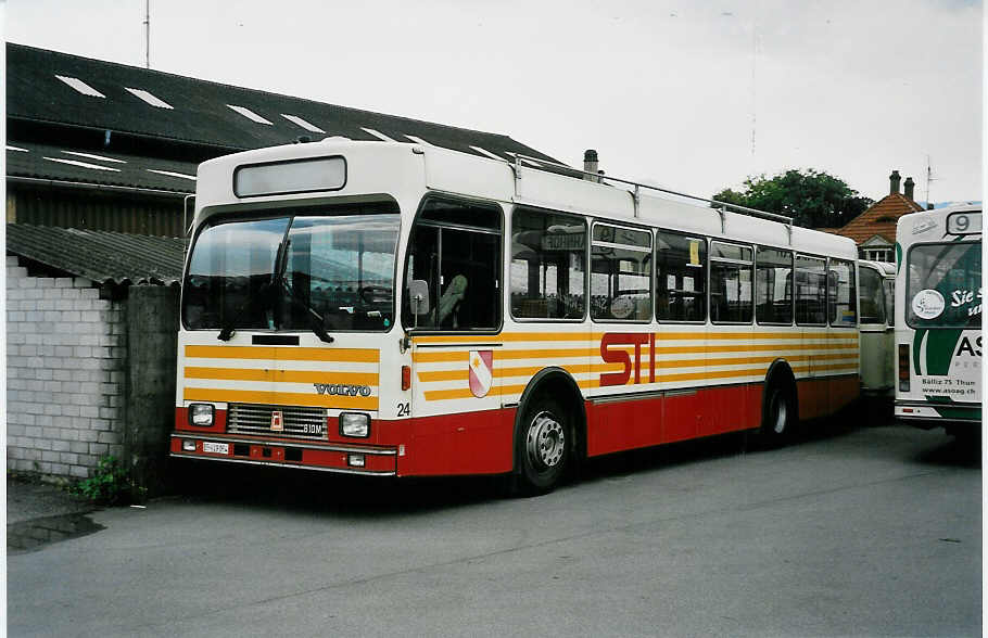 (041'635) - STI Thun - Nr. 24/BE 419'024 - Volvo/R&J (ex SAT Thun Nr. 24) am 7. Juli 2000 in Thun, Garage